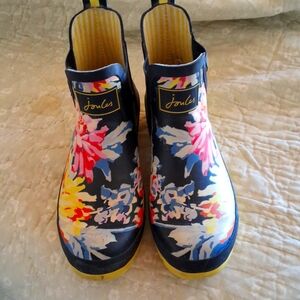 Joules rain boot Floral Size 8. **note: Pull Tab Altered Doggy Damage